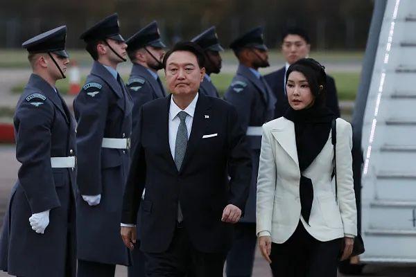 当地时间11月20日，韩国总统尹锡悦与夫人金建希抵达伦敦。图源：视觉中国